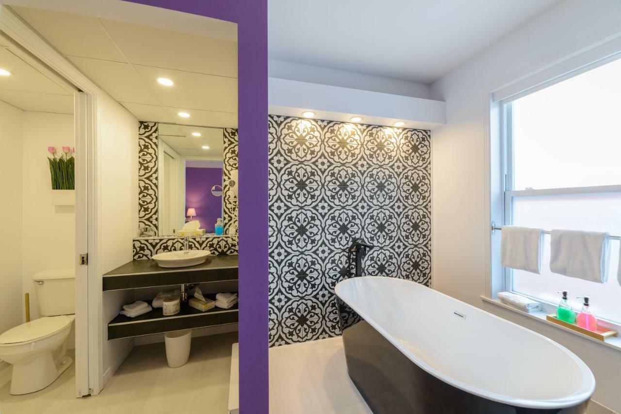 Deluxe Room Bath,1364431538:JPEG